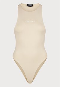 Body beige senza maniche con scollo alto. Realizzato in tessuto liscio e elasticizzato. Presenta il logo "PEGADOR" in bianco sul davanti. Gambe a taglio alto.