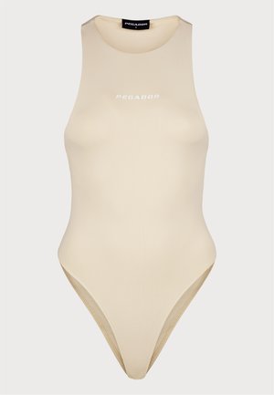 Bežs bez piedurknēm bodijs ar augstu apkakli. Izgatavots no gludas, elastīgas auduma. Priekšā ir uzraksts "PEGADOR" baltā krāsā. Augsti griezti kājiņas.