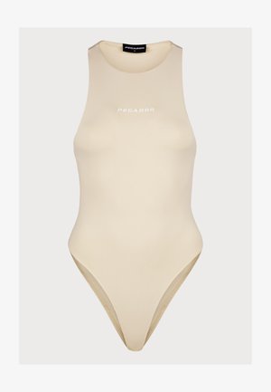 Bežs bez piedurknēm bodijs ar augstu apkakli. Izgatavots no gludas, elastīgas auduma. Priekšā ir uzraksts "PEGADOR" baltā krāsā. Augsti griezti kājiņas.