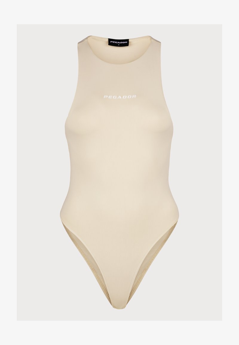 Beige topattu bodysuit ilman hihoja, jossa on korkea kaulus. Valmistettu sileästä, joustavasta kankaasta. Edessä valkoinen "PEGADOR"-logo. Korkeat lahkeet.