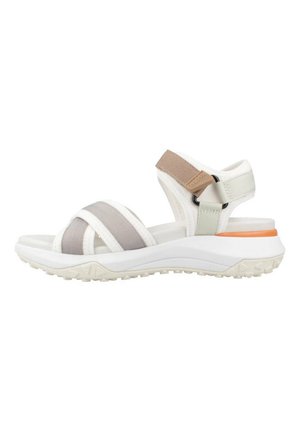 Des sandales blanches avec une semelle épaisse blanche, dotées de sangles élastiques gris et beige et d'un accent orange contrastant à l'arrière du talon.