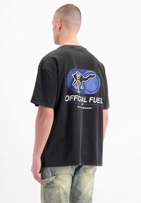 Zwarte oversized t-shirt met grafische print op de achterkant, featuring een blauw-wit ontwerp. Gemaakt van katoen, met korte mouwen en een relaxte pasvorm.