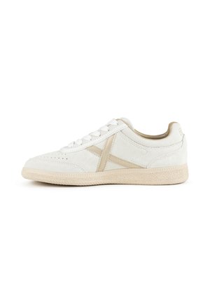Sneaker basso bianco con suola in camoscio beige, strisce laterali beige, lacci bianchi e dettagli traforati sulla punta su sfondo bianco.