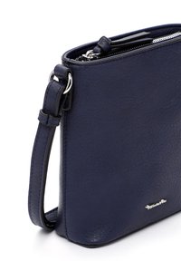 Borsa a tracolla in pelle blu navy con finitura texturizzata, chiusura con zip e logo metallico argento sulla parte anteriore.