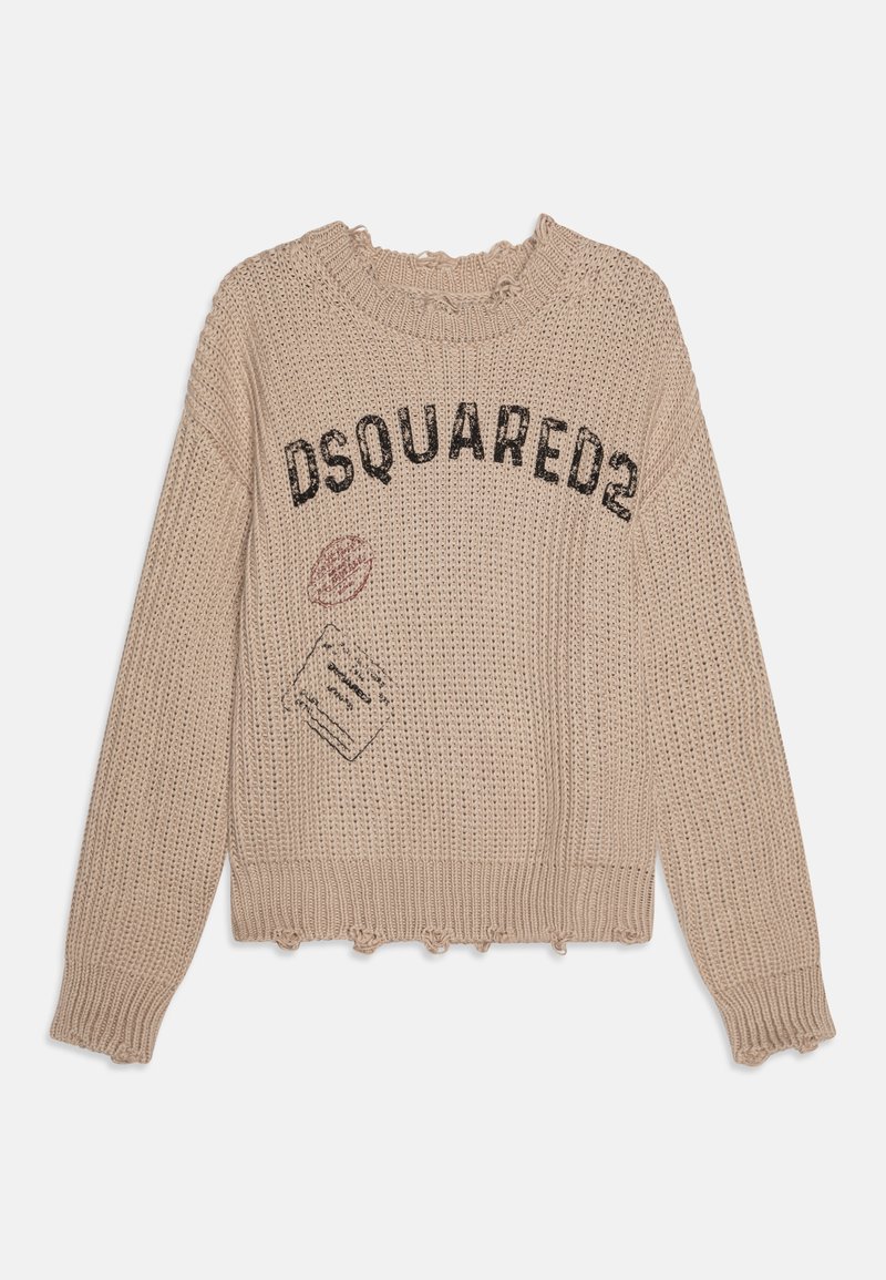 Pull en tricot beige à col rond, avec un ourlet froncé, "DSQUARED2" imprimé en noir, et d'autres détails imprimés en accent.