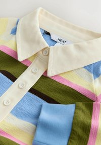 Maglione con collo e righe pastello in rosa, blu, giallo, verde e marrone. Presenta cinque bottoni bianchi e una texture morbida. Etichetta del marchio visibile.