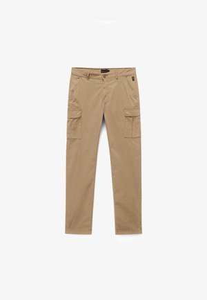 Pantalones cargo beige con botón y cremallera delanteros, dos bolsillos laterales y dos grandes bolsillos cargo con solapa en cada muslo.