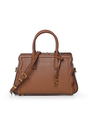 Bolso marrón de cuero Michael Kors con asas superiores, correa de hombro ajustable, charm de logo dorado y detalles de borde festoneado.