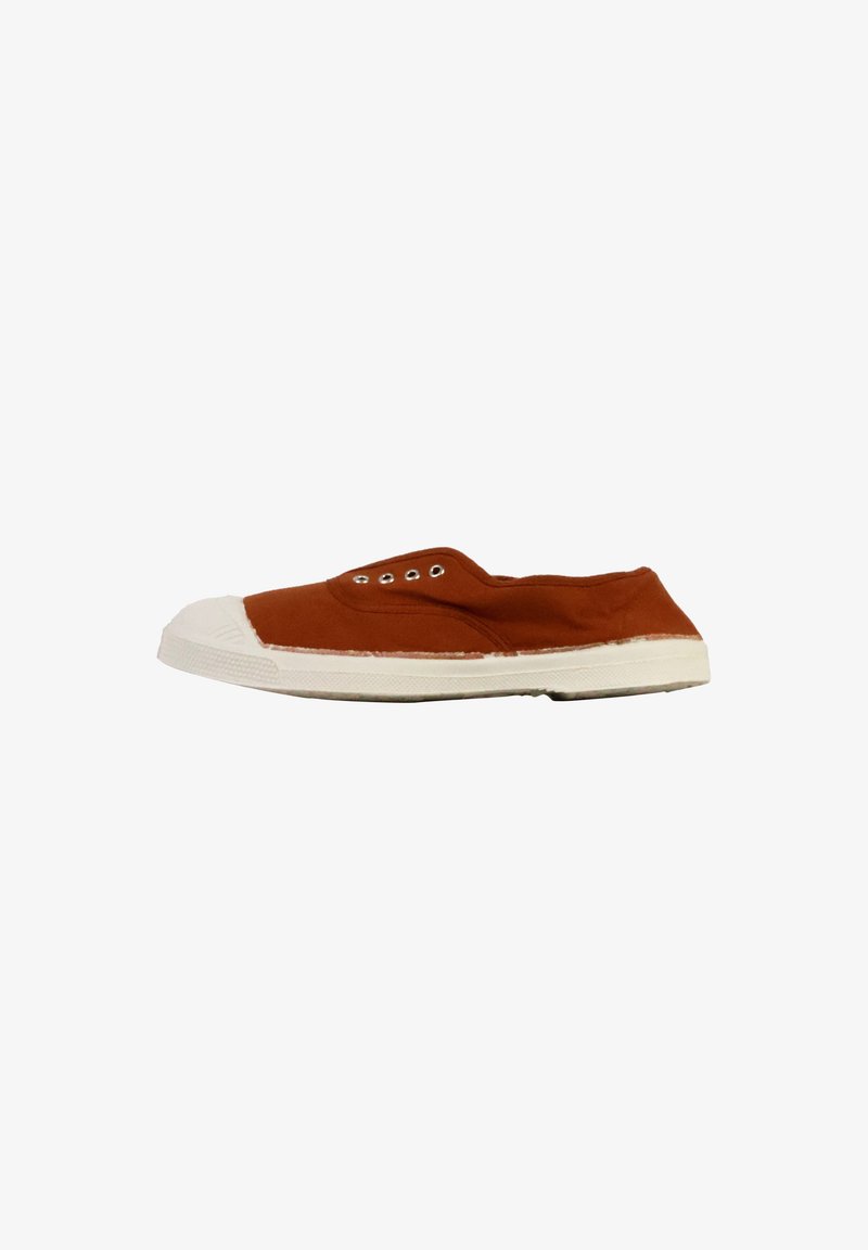 Chaussure slip-on en toile marron avec un bout rond en caoutchouc blanc, cinq œillets métalliques et une semelle en caoutchouc blanc texturé.