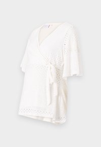 Witte wikkeltop met korte, uitlopende mouwen, een strik in de taille en een gemêleerde textuur met oogjesdetails door het geheel.