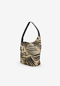 Bolso hobo hecho de tela texturizada, que presenta una base de color beige claro con atrevidos patrones de hojas negras y una correa para el hombro ajustable en negro.