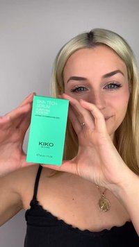 Zielone opakowanie kartonowe "KIKO Skin Tech Purifying Booster Serum" o pojemności 30 ml. Zawiera biały tekst, czarne logo marki oraz czysty, nowoczesny design.
