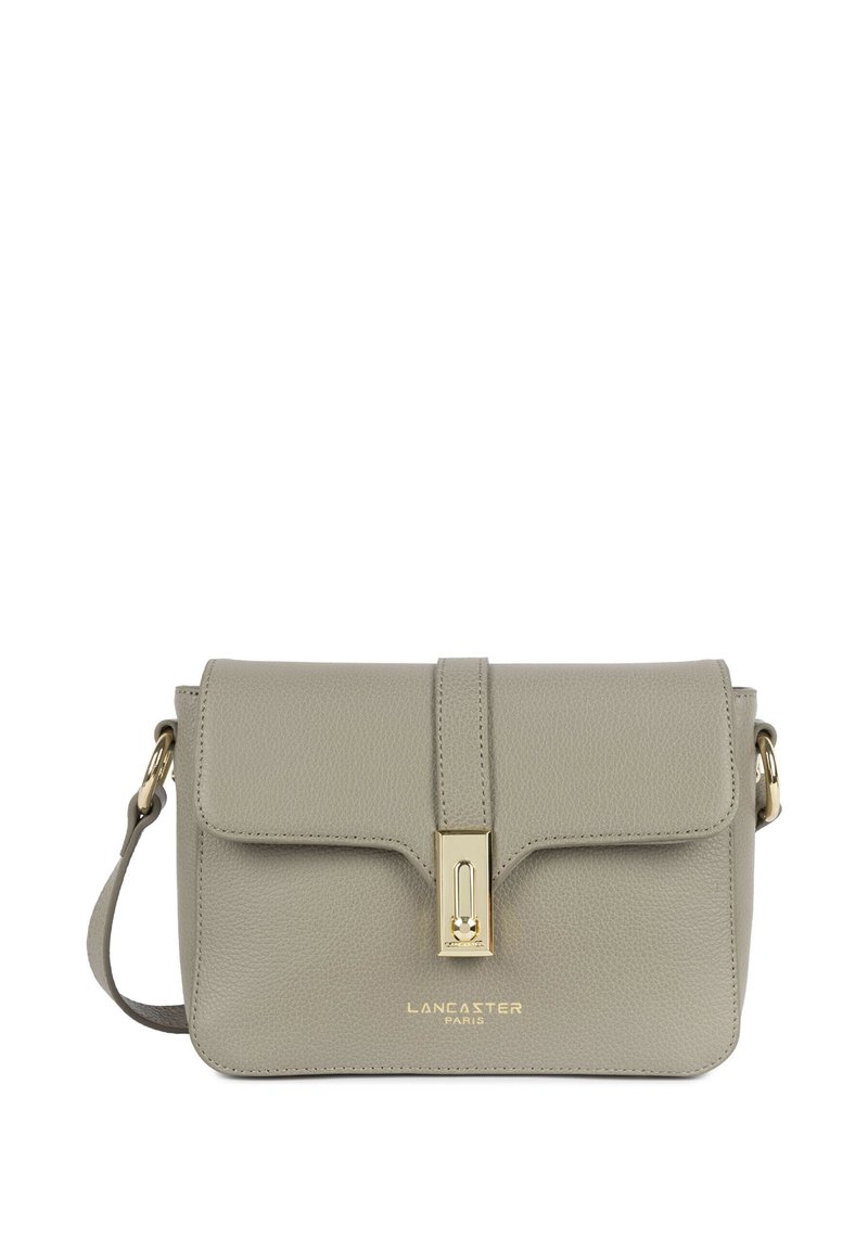 Hellgraue Ledertasche mit überklappbarem Verschluss, goldfarbenen Beschlägen und verstellbarem Schulterriemen. Verfügt über ein geprägtes Markenlogo.