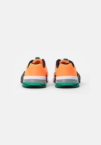 Nike Performance METCON 7 UNISEX - Sapatilha de treino - total orange/white-dark smoke grey-clear particle grey-black