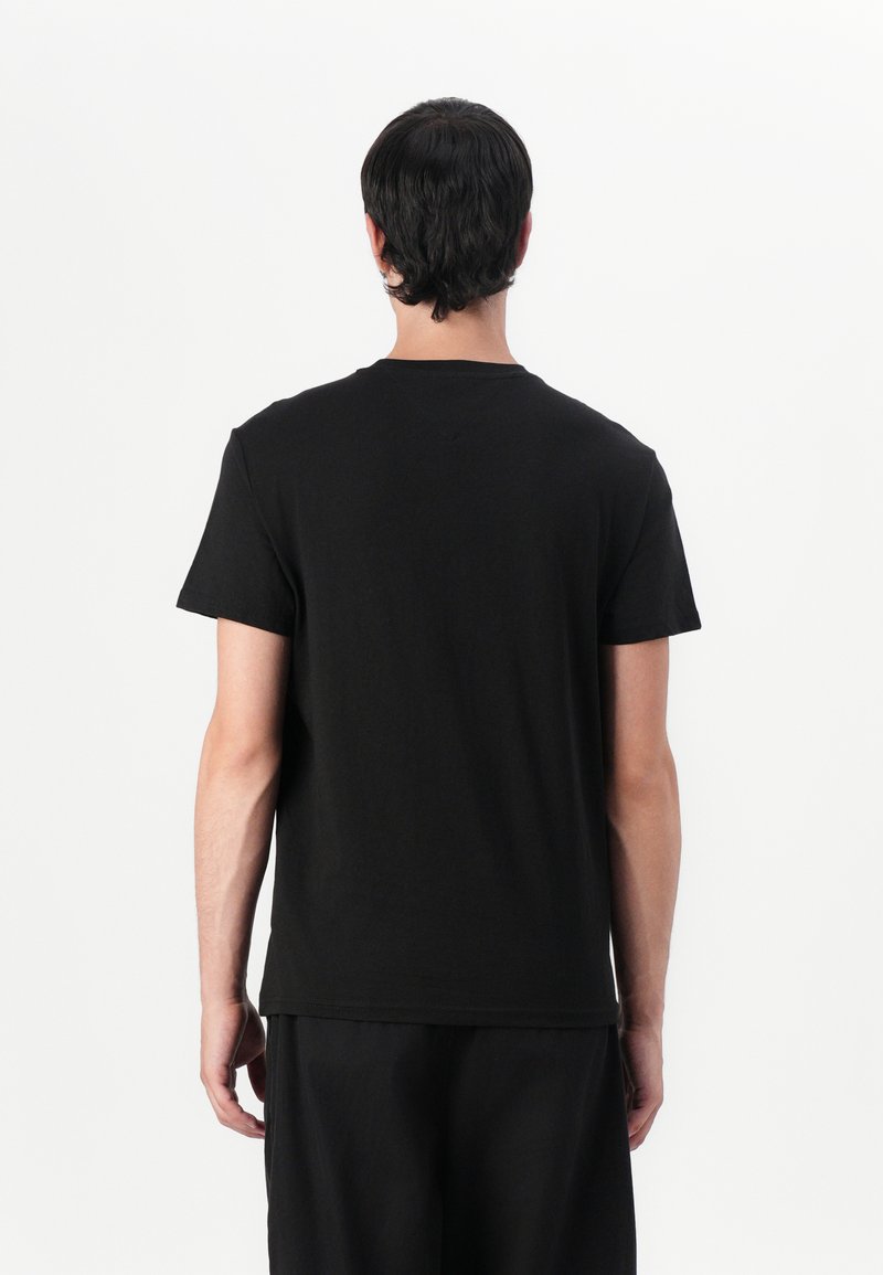 Czarny bawełniany T-shirt z okrągłym dekoltem, krótkimi rękawami i standardowym krojem. Gładka faktura i prosty design bez widocznych wzorów.