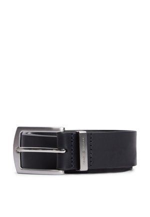 Ceinture en cuir noir roulée avec boucle rectangulaire argentée et boucle métallique gravée sur fond blanc.