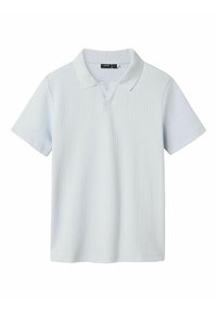 Ljusblå polo skjorta med korta ärmar och en vanlig krage. Har vertikala randningar och en treknapplåsing. Slät textur.