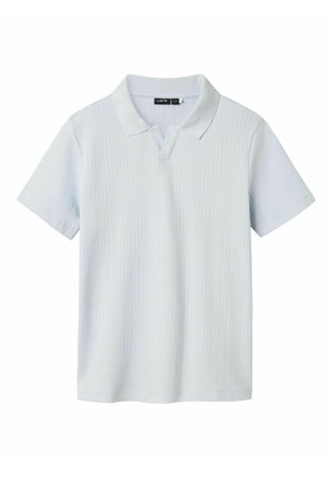 Jasnoniebieska koszulka polo z krótkim rękawem i regularnym kołnierzykiem. Posiada pionowe paski i zapięcie na trzy guziki. Gładka tekstura.