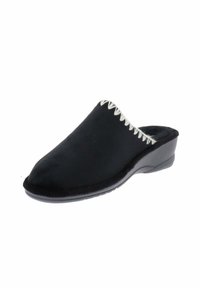 Zwarte stoffen slipper met een gladde textuur, open achterkant en een ronde neus. Kenmerkt zich door contrasterende witte stiksels langs de bovenrand. Lage hak.