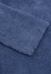 Weiches, flauschiges blaues Gewebe mit einer strukturierten Oberfläche, das Fasern aufweist, die ein warmes, gemütliches Erscheinungsbild erzeugen, mit zwei sichtbaren überlappten Abschnitten.