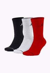 Confezione da tre calzini alla caviglia nei colori nero, bianco e rosso, caratterizzati da una texture a coste e un logo ricamato a contrasto su ogni calzino.