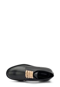 Zwarte leren schoen met een glad oppervlak, ronde neus en bewerkte beige touwveters. Interieur toont de merknaam "FRUA."