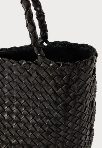 Μαύρη υφασμένη δερμάτινη τσάντα με πλεχτούς χειρολίκους, που διαθέτει υφή, πολύπλοκο πλέξιμο και μαλακή εσωτερική επένδυση.
