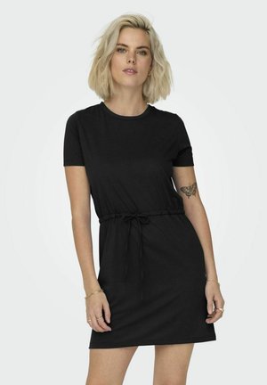 Robe noire à manches courtes en tissu doux, avec une taille ajustable à cordon et un col rond. Texture lisse, coupe décontractée.