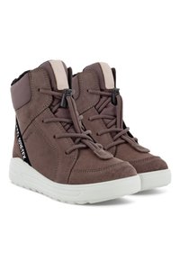 Stivali ankle in suede marrone con finitura testurizzata, dettagli neri, chiusura con lacci e suole in gomma bianca per trazione e supporto.