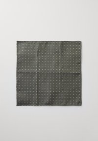 Foulard en soie carré de couleur vert foncé avec un motif imprimé répétitif en petit format. Les bords sont soigneusement cousus ; le tissu présente une texture lisse.