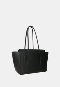 Borsa a tracolla nera in pelle con forma rettangolare, due manici lunghi, superficie texturizzata e design minimalista con accenti laterali.