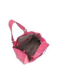 Roze suède tote bag met een ruime binnenruimte, gevoerd met een bruine stof versierd met een subtiel gespikkeld patroon. Inclusief een met rits afsluitbaar vak.