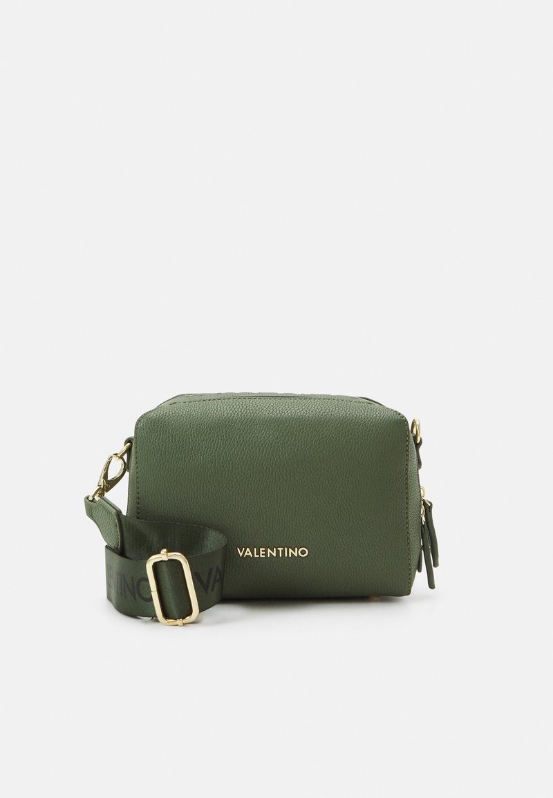 Zelená texturovaná kožená crossbody taška Valentino s nastavitelným textilním popruhem a zlatými kovovými prvky na bílém pozadí.
