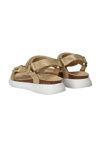 Gouden sandalen met banden met een textuuraccent en een witte, gevoerde zool. Korken voetbed zichtbaar voor comfort en ondersteuning.