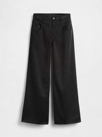 Pantalon noir à jambes larges en tissu léger et lisse. Il présente une fermeture à bouton, quatre poches et un design net et ajusté.