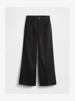 Plačios juodos kelnės iš lygios, lengvos medžiagos. Turi sagos užsegimą, keturias kišenes ir švarų, pritaikytą dizainą.