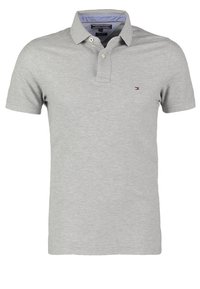 Polo gris en tissu doux, doté d'un col classique, d'une patte de boutonnage à trois boutons et d'un petit logo sur la poitrine.