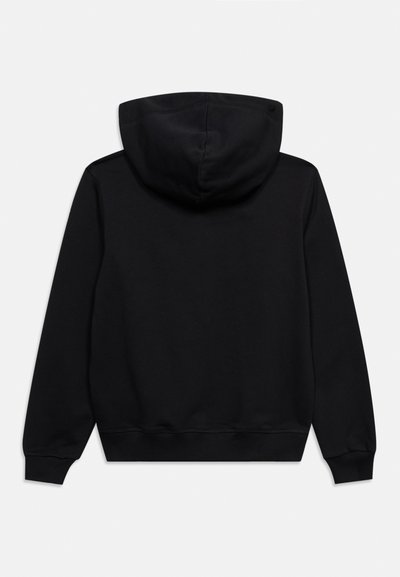 Μαύρο φούτερ με κουκούλα, μακρυμάνικο με ριμπ μανσέτες και τελείωμα, εμφανιζόμενο από πίσω σε απλό ανοιχτό φόντο.