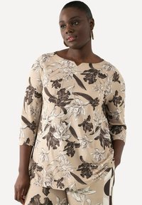 Ulla Popken FLORAL STRETCH FLIT WIDE NECK 3/4 SLEEVE - Blouse - beige