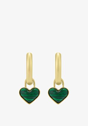 Goldene Creolen mit hängenden grünen Malachit-Herz-Anhängern auf weißem Hintergrund.