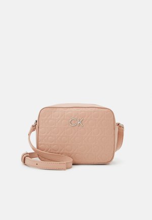 Borsa a tracolla rettangolare color pesca realizzata in materiale texture, con un sottile motivo a logo CK e un accento logo in argento.