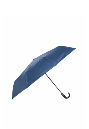 Granatowy parasol z czarnym, zakrzywionym uchwytem, całkowicie rozłożony na białym tle.