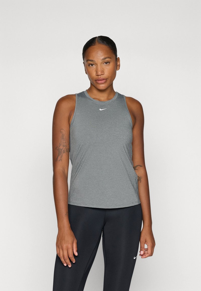 Grijze sportieve tanktop met een ronde halslijn en mouwloos ontwerp, met een klein wit logo op de borst. Soepele stofstructuur.