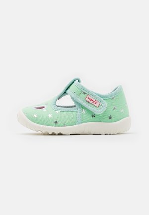 Chaussure enfant vert menthe avec motif d'étoiles argentées, bride auto-agrippante et semelle blanche flexible, conçue pour le confort et la facilité d'utilisation.