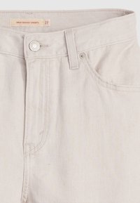 Visoke široke kratke hlače iz svetlega bež denima. Opremljene so z nastavljanjem na sprednji strani z kovinskim detajlom in klasičnim pet-žepnim dizajnom.