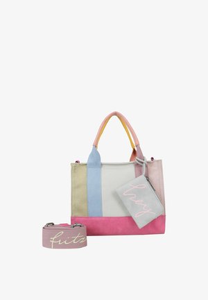 Kleine rechthoekige draagtas met pastelgekleurde vlakken, een roze bodem, meerkleurige handvatten, afneembare riem en een grijze pouch met het label "hey".