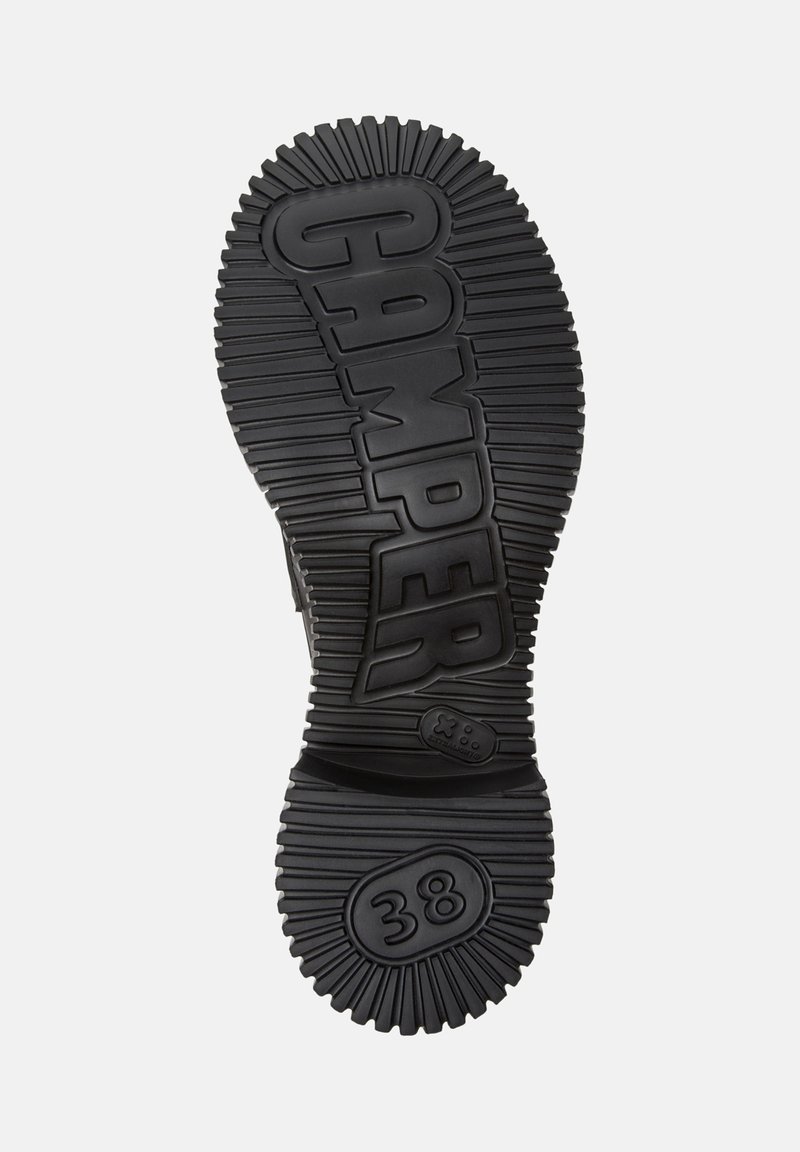 Schwarze Gummisohle mit auffälligem Profilmuster und "CAMPEER" in der Mitte geprägt; Größe 38 an der Seite eingeprägt.