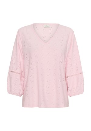 Top rosa claro de cuello en V con mangas abullonadas de tres cuartos, que presenta detalles de ojales bordados y un corte relajado.