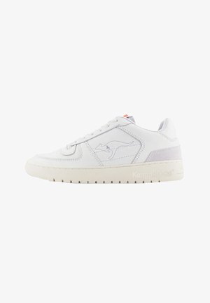 Białe skórzane sneakersy o gładkiej fakturze, okrągłym przodzie, szarych akcentach i logo kangura z boku. Posiadają gumową podeszwę z teksturowanym bieżnikiem.