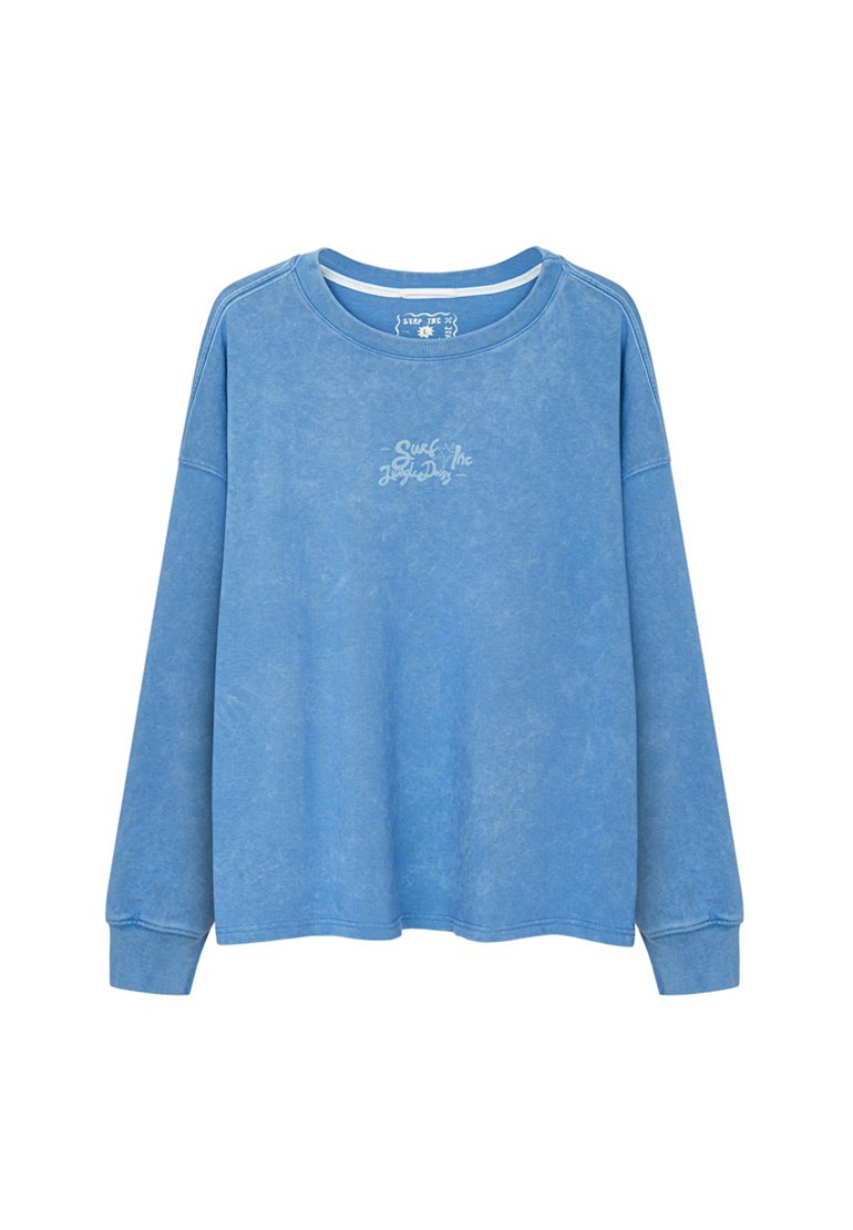 Jasnoniebieska długosleeve bluza w stylu vintage. Posiada okrągły dekolt oraz prosty biały nadruk graficzny z przodu. Miękki, teksturowany materiał.